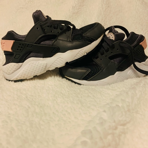 Nike Other - Girls Nike Hurache size 3.5 youth